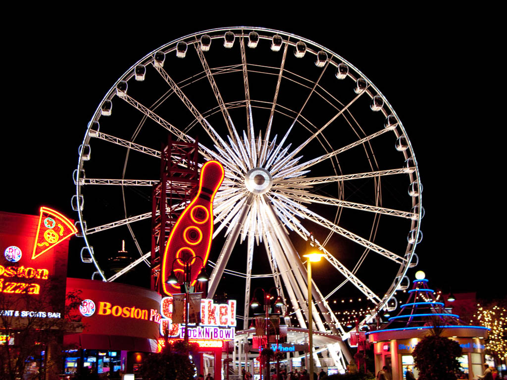 Skywheel at night at Niagara Falls