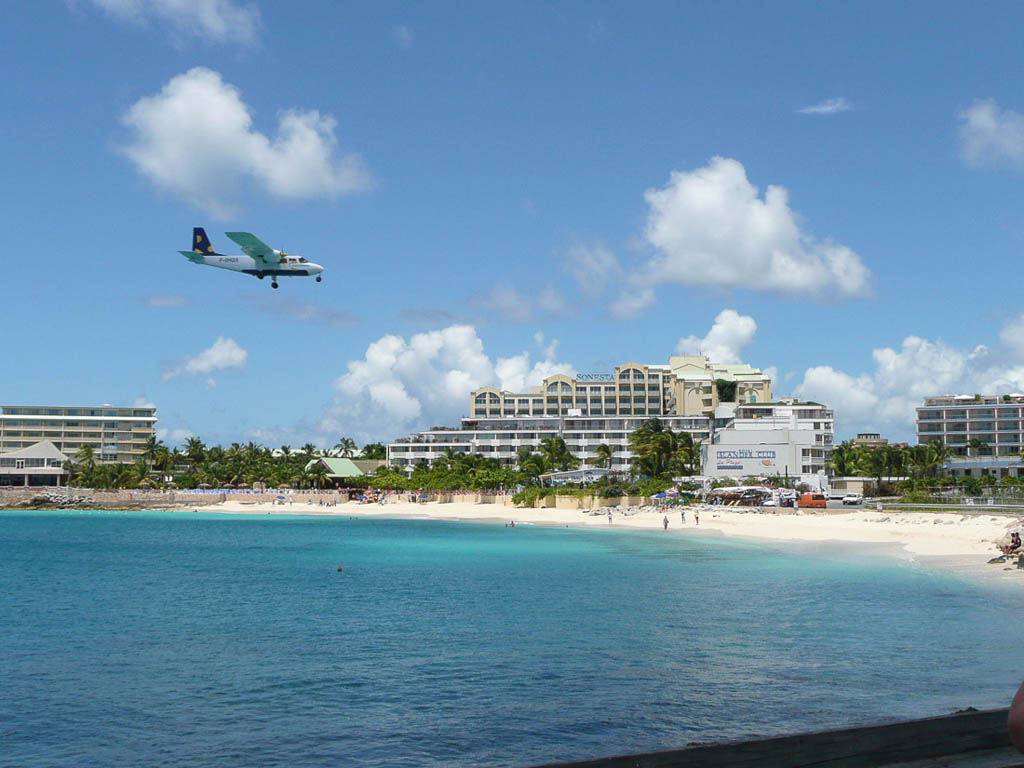 Planes landing at Maho Beach