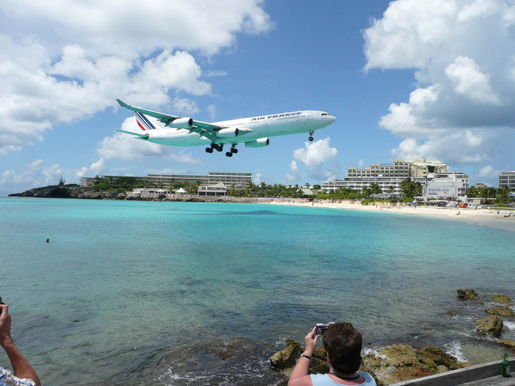 Air France Jumbo Jet landing near Maho Beach in St. Maarten