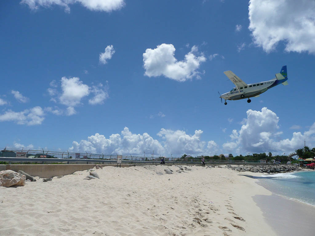 Planes landing at Maho Beach