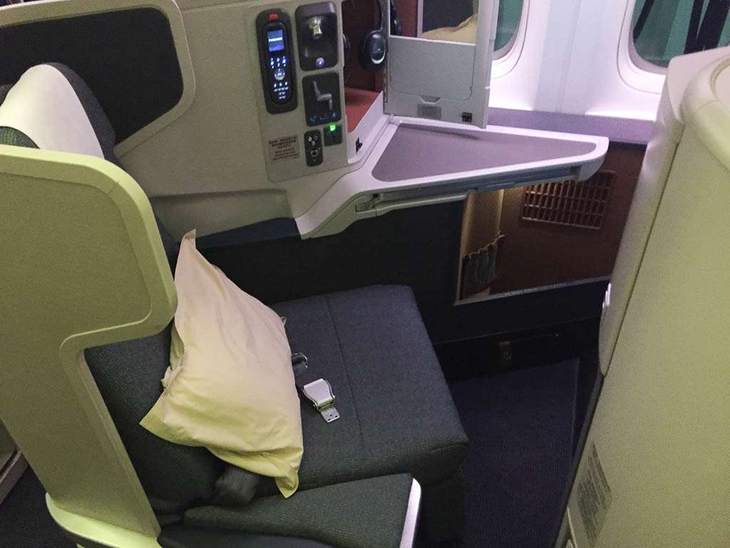 Business class seat review on Cathay Pacific JFK-YVR 777–300ER