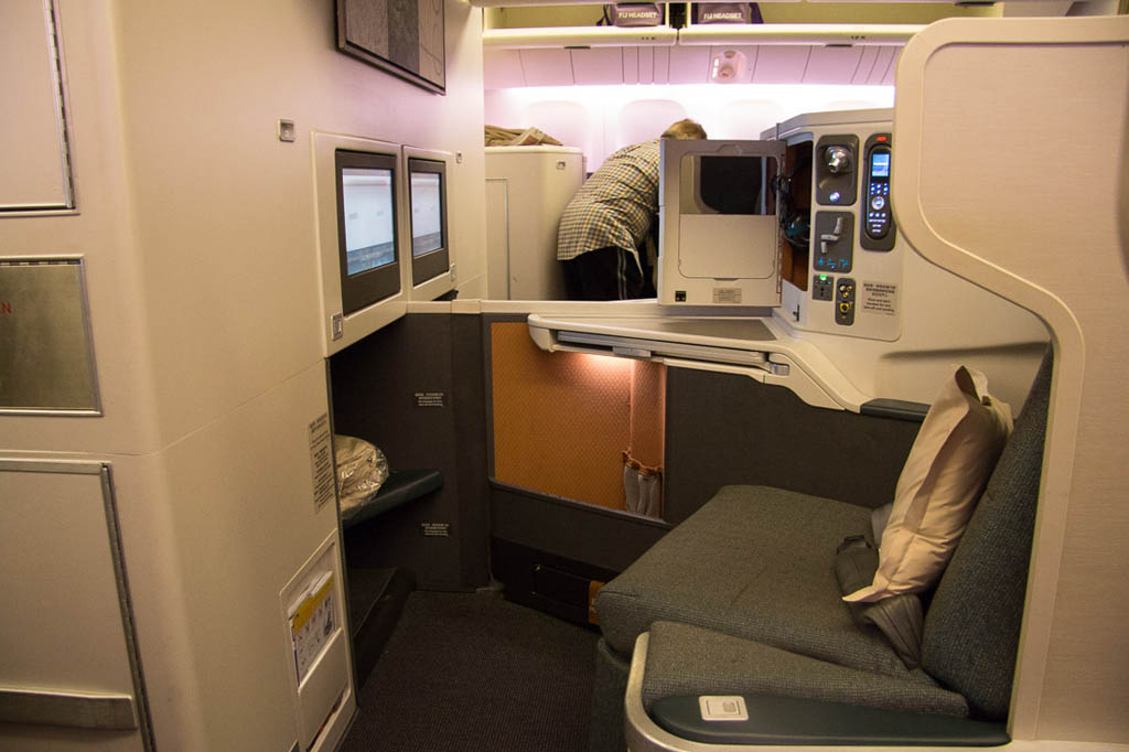 Two center seats of business class configuration on Cathay Pacific 777–300ER