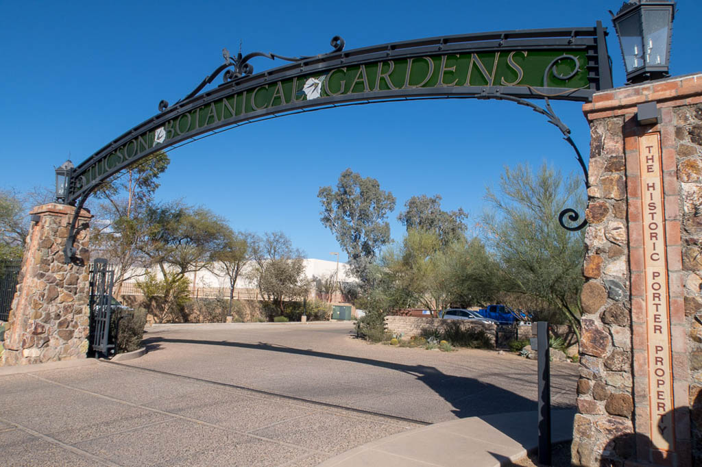 Entrance sign to botanical gardens