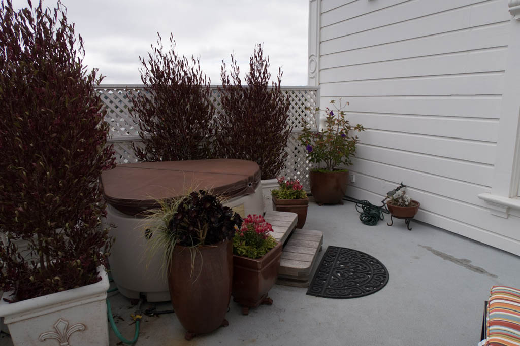 Balcony and hot tub at room at West Cliff