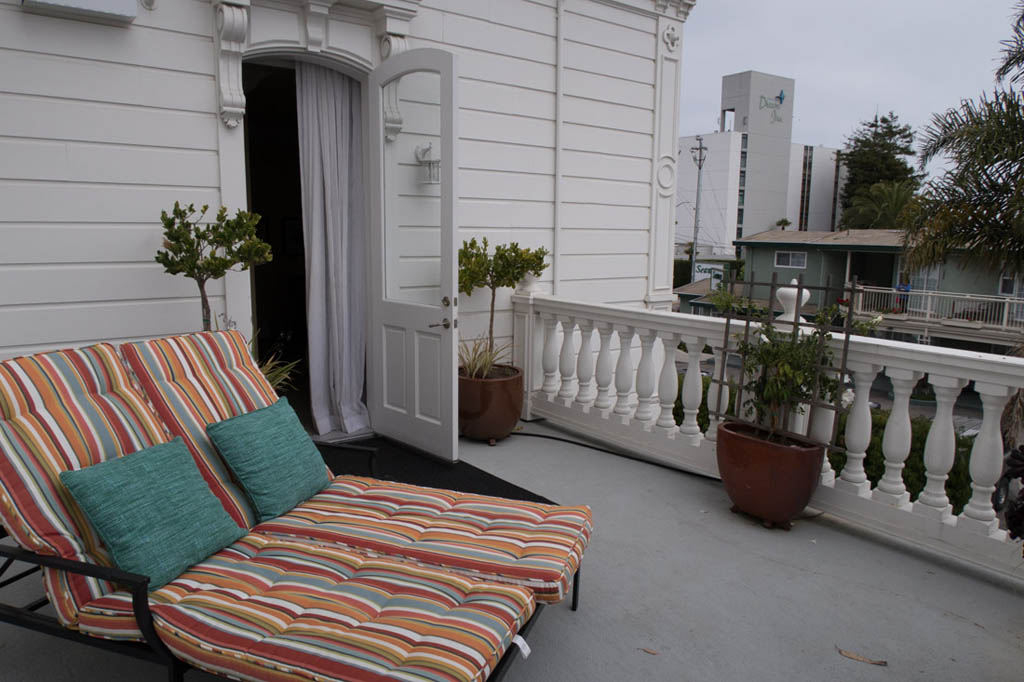 Balcony and hot tub at room at West Cliff