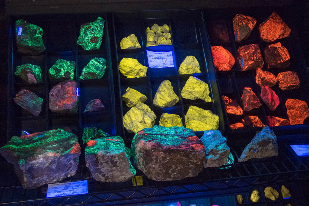 Blacklight gems and minerals