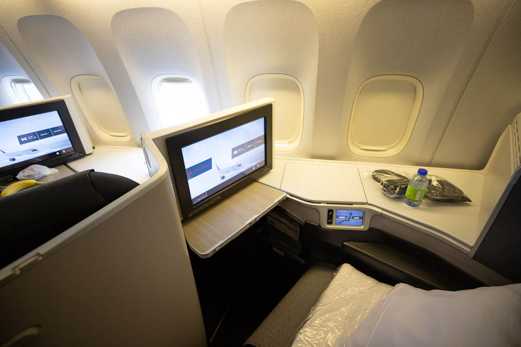Single business class seat Air Canada 777 Review